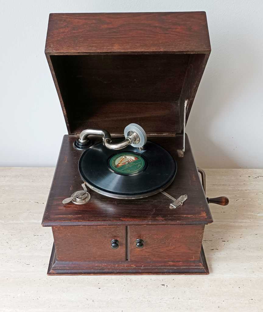 Starožitný stolní gramofon ve dřevěné skříni